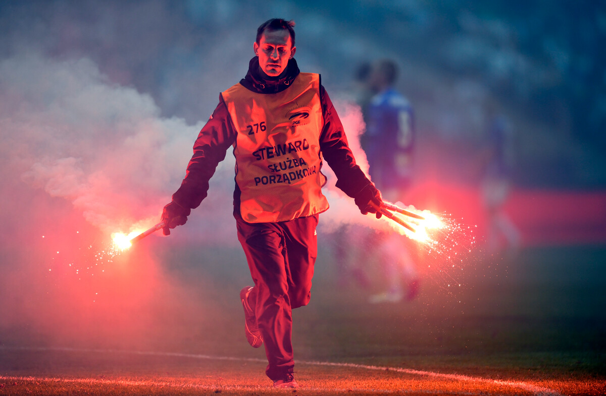 Pyrotechnisch materiaal in voetbalstadions: politiek, ga in gesprek met de Ultra’s