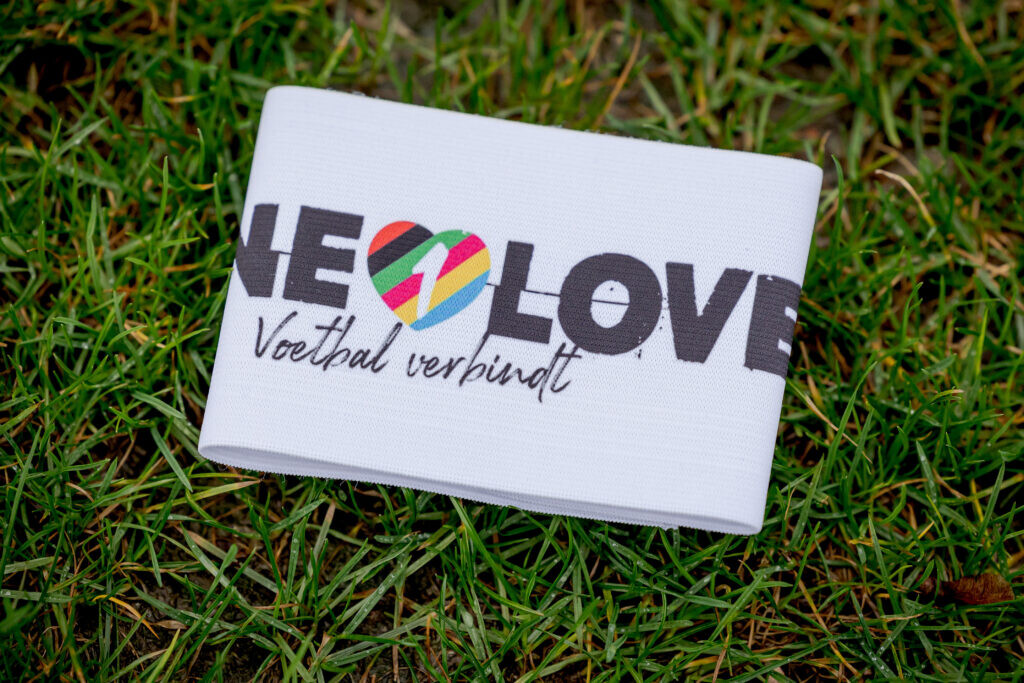 Tien landen omarmen de OneLove-campagne