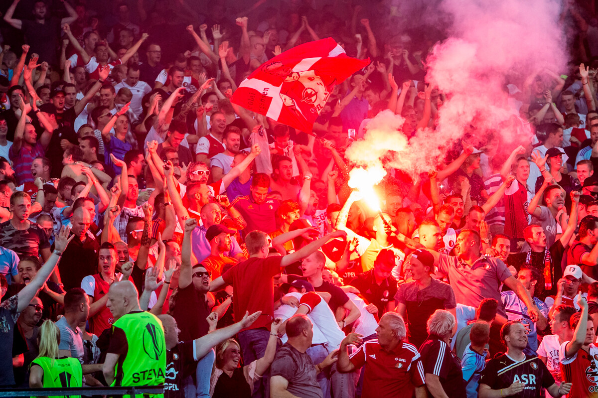 Pyrotechnisch materiaal hoort niet thuis op en rond het voetbalveld